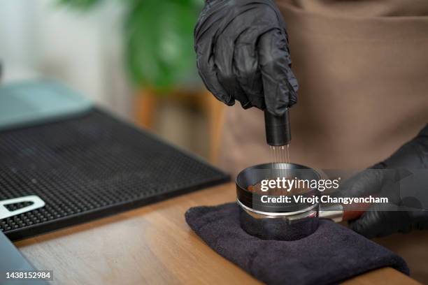 ground coffee beans - pitorro fotografías e imágenes de stock