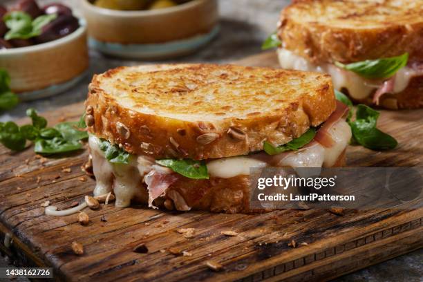 grilled cheese with prosciutto and brie - boterham met kaas stockfoto's en -beelden