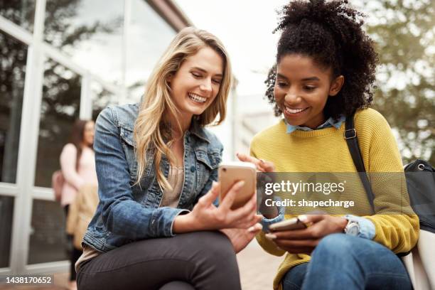 estudiantes, universidades y amigos con teléfono para noticias de redes sociales y actualizaciones sobre el campus en canadá. universidad, mujeres y amistad interracial con gente feliz en internet, app y smartphone. - meme fotografías e imágenes de stock