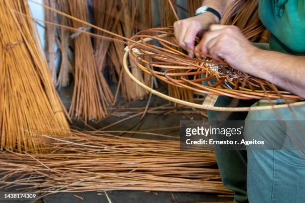 detail of man hands making a wicker basket - making a basket imagens e fotografias de stock