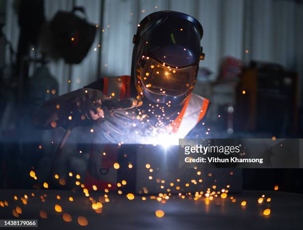 industrial welder working at workshop. - in flames i the mask stock pictures, royalty-free photos & images