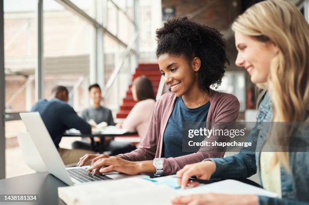 estudiante universitario, amigos y estudio en la computadora portátil del campus, prueba de investigación y educación, libros de exámenes y proyecto de curso. jóvenes estudiantes universitarias mujeres aprendiendo online, tecnología y conocimiento en - employee support fotografías e imágenes de stock