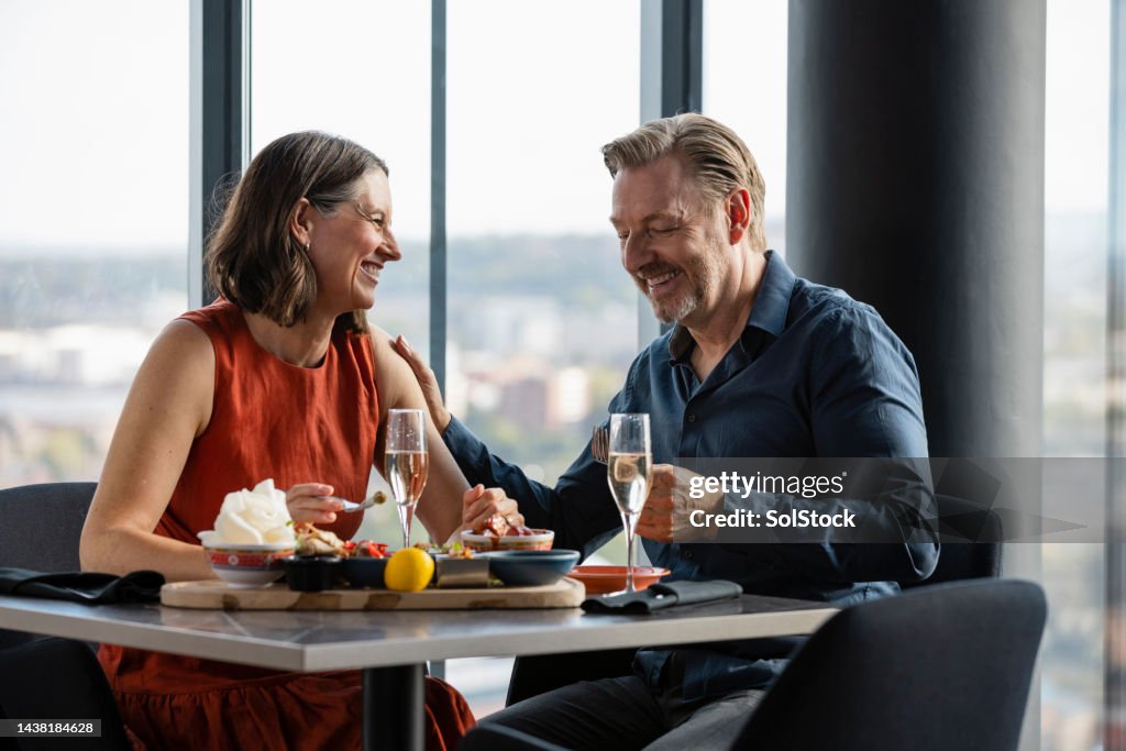 Couple prenant le repas ensemble