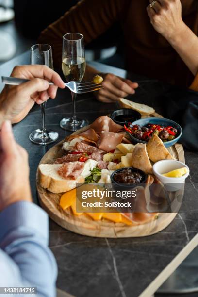 charcuterie-brett in einem restaurant - charcuterie stock-fotos und bilder