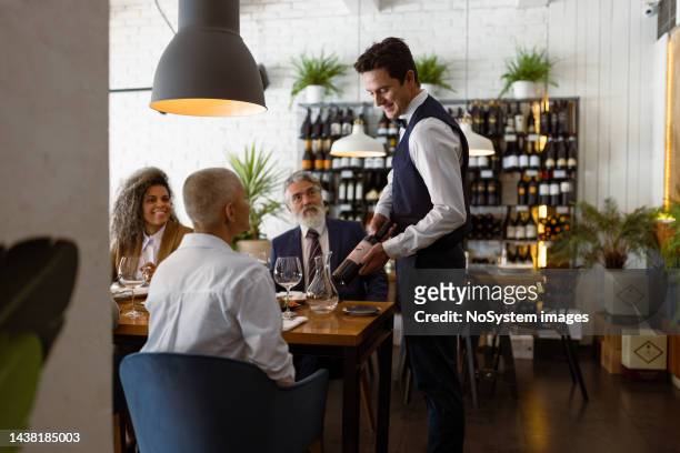 geschäftsleute im luxury business dining restaurant - restaurant stock-fotos und bilder