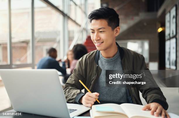 大学生、アジア人男性、キャンパスでノートパソコンで勉強し、研究と教育のテスト、試験書、コースプロジェクト。幸せな日本の大学生、知識とオンライン技術の学習 - 男 ストックフォトと画像