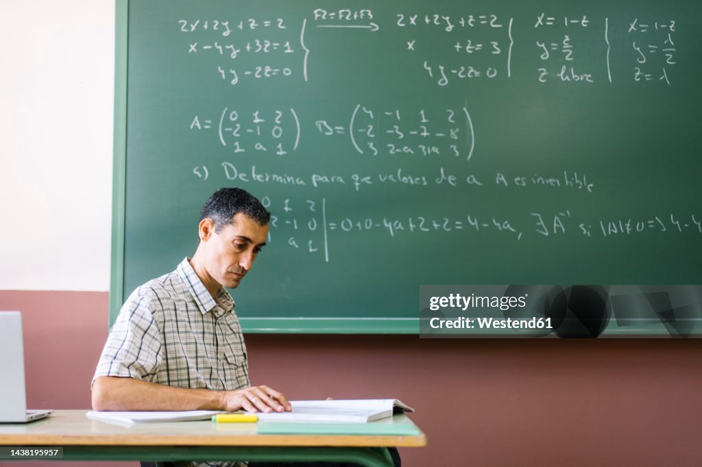 Teacher Read Math Math Teacher Reading Book In Classroom High-Res Stock Photo - Getty Images
