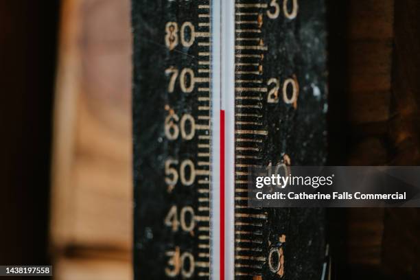 close-up of an old fashioned thermometer - fahrenheit imagens e fotografias de stock