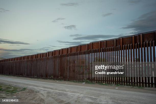 moody night shot of border wall between el paso texas usa and juárez chihuahua texas at puerto anapra - 邊界 人造建築 個照片及圖片檔