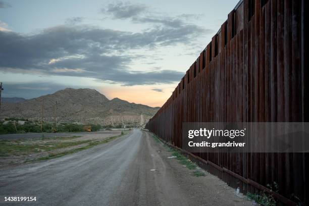 moody dusk night shot der grenzmauer zwischen el paso texas usa und juárez chihuahua texas in puerto anapra - mexico border wall stock-fotos und bilder