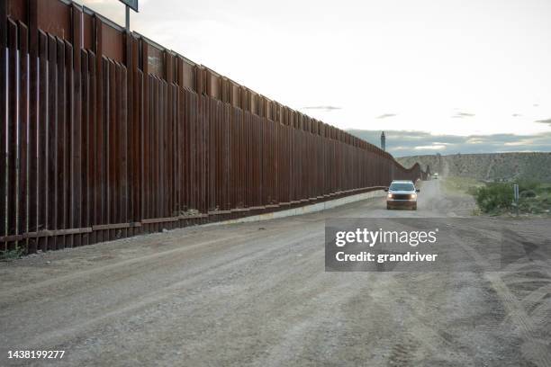 evening border wall between el paso texas usa and juárez chihuahua texas at puerto anapra - border patrol stockfoto's en -beelden