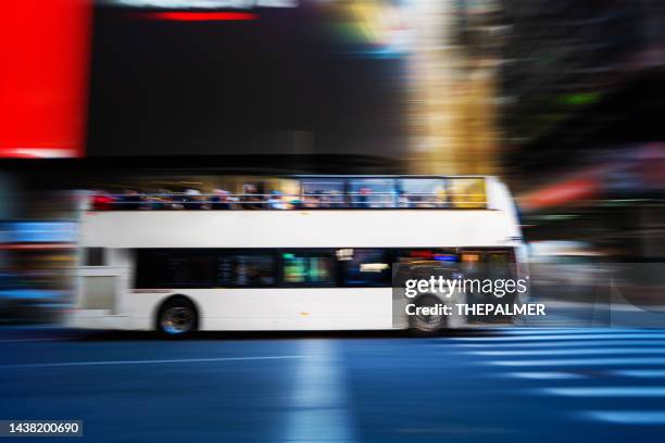 autobús blanco de dos pisos con turistas en manhattan alrededor del área de times square - autobús de dos pisos fotografías e imágenes de stock