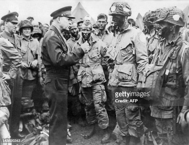 - Photo prise le 06 juin 1944 en Angleterre, du général américain Dwight D. Eisenhower, commandant pour les opérations du débarquement sur les côtes...