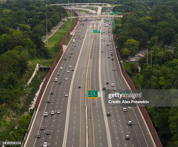 autopista interestatal 77 con un tráfico nocturno ocupado en ella. - us interstate symbols fotografías e imágenes de stock