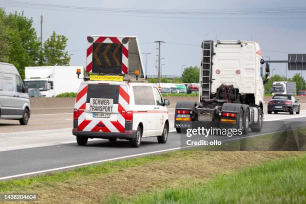 heavy haulage - schwertransport - schwer stock-fotos und bilder