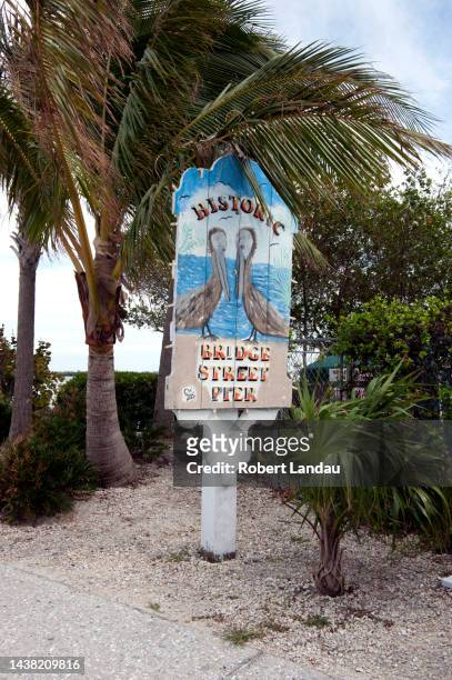 historic bridge street pier sign, bradenton beach, florida - anna maria island stock-fotos und bilder