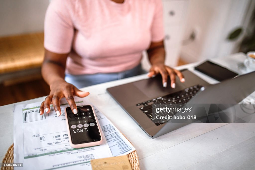 Mujer que administra las finanzas del hogar