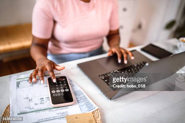 donna che gestisce le finanze domestiche - risparmio foto e immagini stock