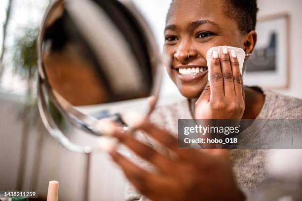 beauty-behandlung zu hause - abschminken stock-fotos und bilder