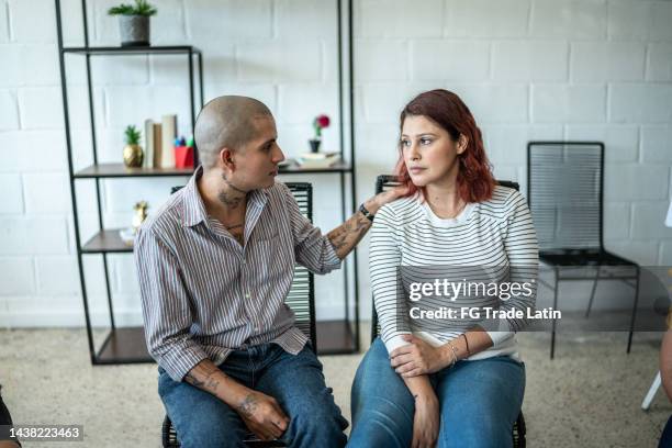 femme mid adulte recevant un conseil lors d’une psychothérapie - mental health professional stock photos et images de collection