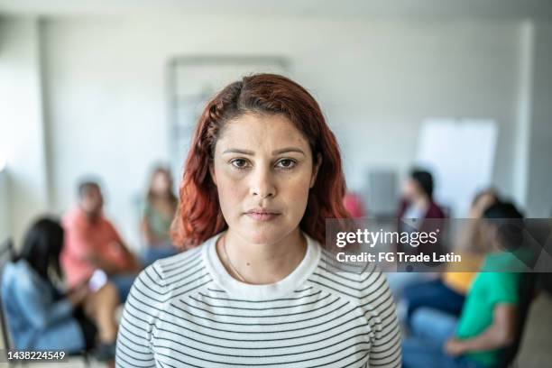 portrait d’une femme adulte lors d’une réunion au centre communautaire - portrait woman sad photos et images de collection