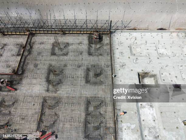 aerial view of construction site - mezclador-de-cemento fotografías e imágenes de stock