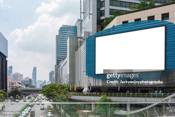 blank billboard on the building. useful for your advertisement. - señal comercial fotografías e imágenes de stock