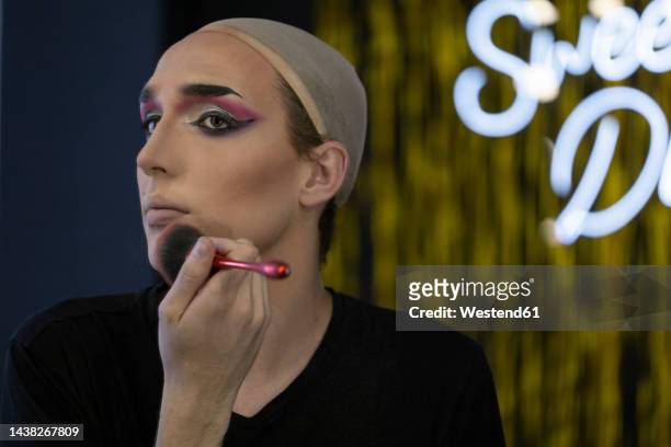 drag queen doing make-up in dressing room - drag queen stock-fotos und bilder