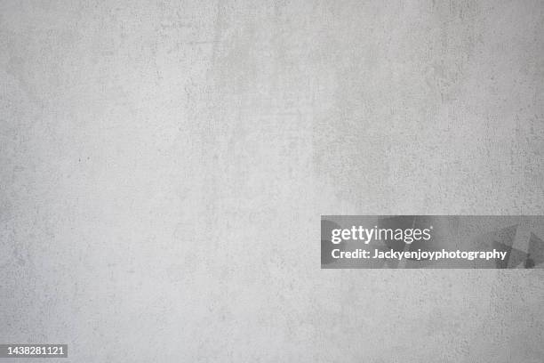 closeup of a white concrete wall - couleur atténuée photos et images de collection