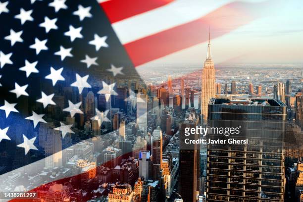 usa flag and panoramic view of new york city - continente americano foto e immagini stock