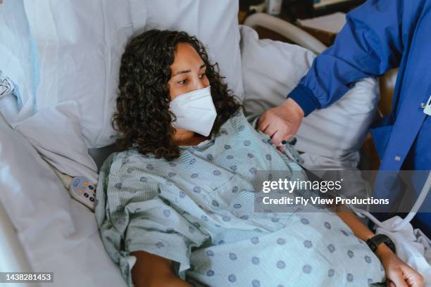 pregnant woman having blood pressure checked at the hospital - employment and labour 個照片及圖片檔