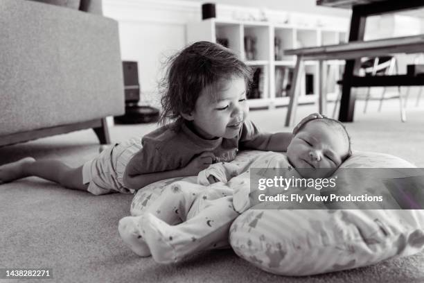 stolzes kleinkind mit babybruder - eurasische herkunft stock-fotos und bilder