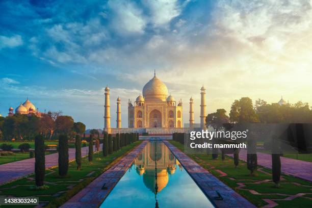 日の出時のインド、アグラのタージマハル - アーグラ ストックフォトと画像