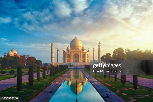 taj mahal in agra, india at sunrise - taj mahal stockfoto's en -beelden