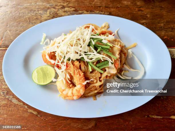 stir fried noodles with shrimp, thai food - bean sprouts stock pictures, royalty-free photos & images