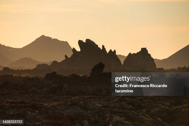 spooky volcanic landscape at sunrise - timanfaya national park 個照片及圖片檔