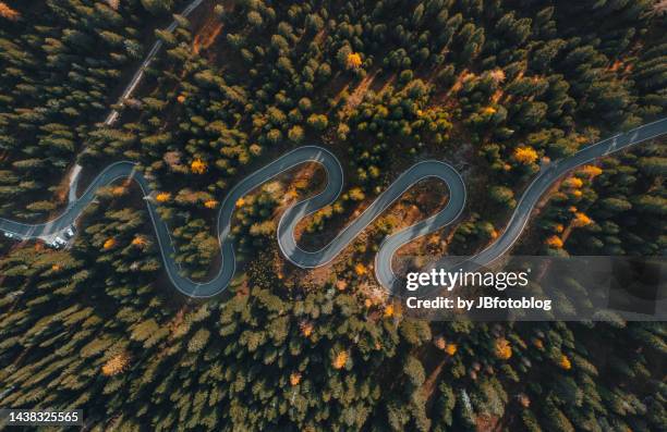 snake road (dolomiti) vista dal drone - hair pin stock pictures, royalty-free photos & images