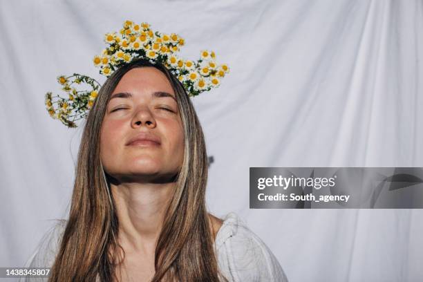 woman with floral crown - bloemkroon stockfoto's en -beelden