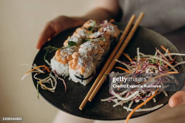 roll with salmon, coconut cream and chia seeds - comida japonesa - fotografias e filmes do acervo