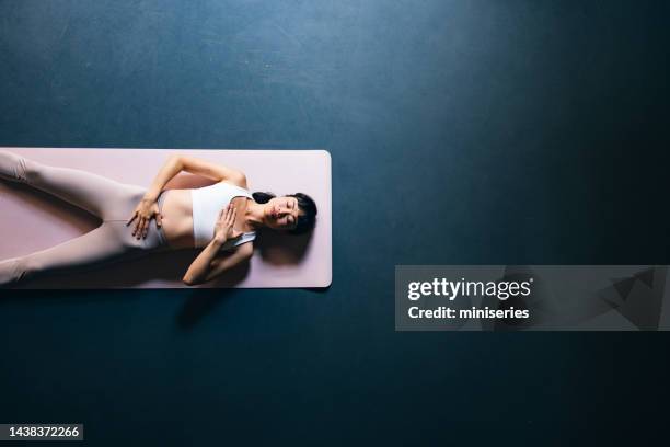 de arriba foto de hermosa mujer haciendo ejercicio de respiración - estera fotografías e imágenes de stock