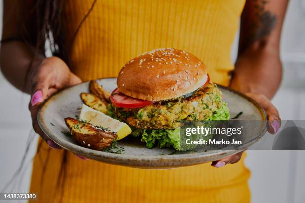 hermosa y sabrosa hamburguesa vegana en un plato - vegan food fotografías e imágenes de stock