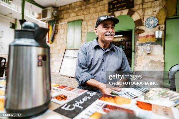 mann in alter nachbarschaft des drusischen dorfes peki'in, israel - druze stock-fotos und bilder