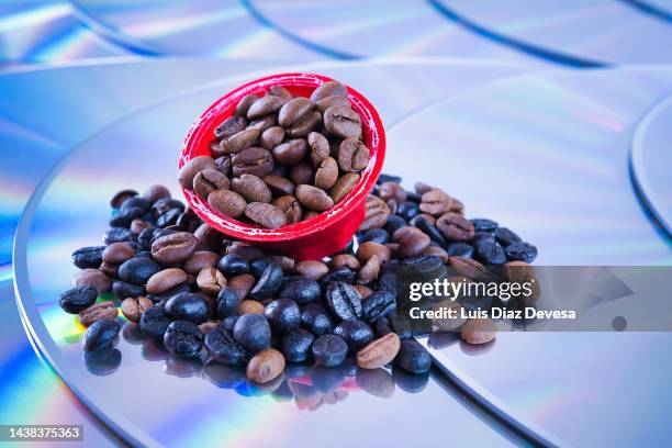 capsules and coffee - capsule café stockfoto's en -beelden