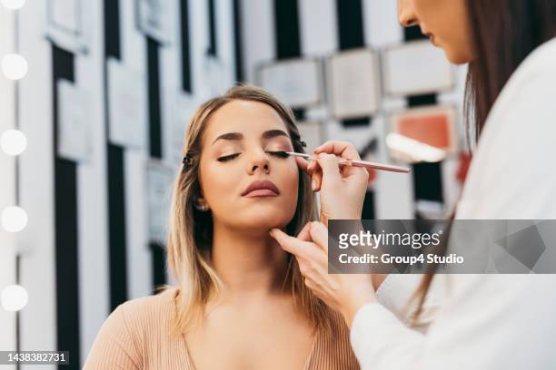 professional makeup artist at work - 化妝品 個照片及圖片檔