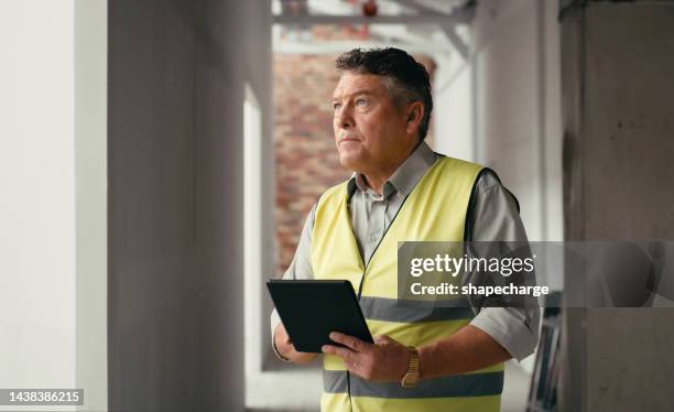 costruzione, tablet e operai edili pianificazione, lavoro e pensiero di ristrutturazione della casa in loco. uomo di costruzione, ingegneria e sviluppatore di case con idea sulla tecnologia per un progetto di manutenzione - vest foto e immagini stock