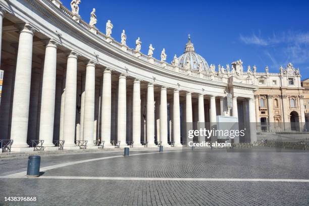 bernini's colonnade, vatican - basílica-de-são-pedro imagens e fotografias de stock