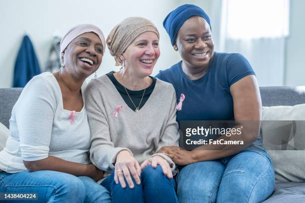 donne che mostrano consapevolezza del cancro al seno - group of patients foto e immagini stock