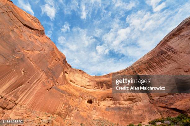 sandstone canyon walls of coyote gulch - überhängend stock-fotos und bilder