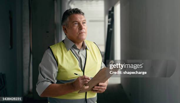 mensch, architekt und inspektion mit klemmbrett für wartungskontrolle, sicherheit oder reparatur auf dem bau vor ort. ernsthafter männlicher ingenieur in architektur, bauwesen oder bauwesen, der industrieberichte schreibt - kontrollinspektoren stock-fotos und bilder