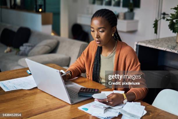schwarze frau, budget und hausfinanzierung auf laptop für buchhaltung, geldplanung und fintech-investitionen. papierrechnungen, spar- und web-zahlungsüberprüfung, online-banking und versicherungsdarlehen von finanzsteuern - rechenmaschine stock-fotos und bilder